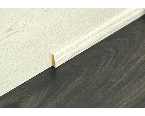 Plinthe en bois sur mur et sol