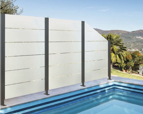Écran de confidentialité en aluminium à côté d''une piscine