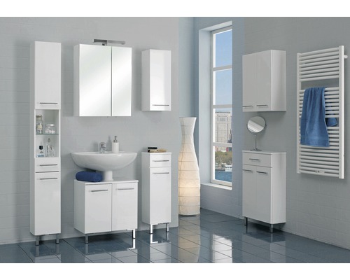 Helles Badezimmer mit weißen Badmöbeln, Waschbecken, Spiegelschrank, Handtuchwärmer und Dekoration