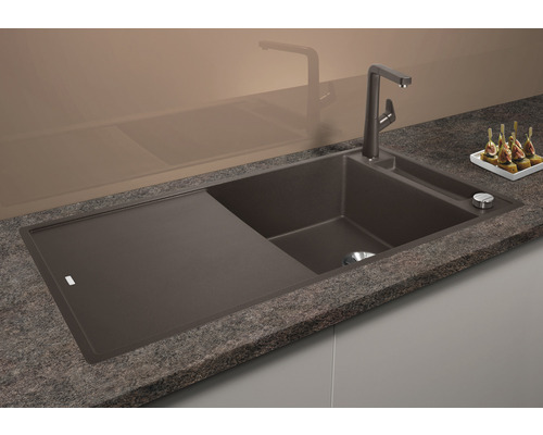 Küchenspüle mit Abtropffläche und Armatur auf einer Arbeitsplatte