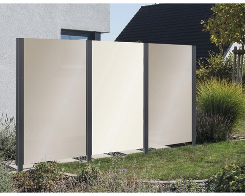 Clôture d''intimité en aluminium et matériau composite dans le jardin