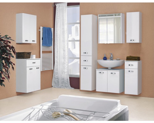 Badezimmer mit weißen Badmöbeln, Waschbecken und Badewanne.