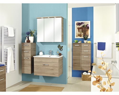 Salle de bains avec lavabo, armoire de toilette et armoires latérales aspect bois