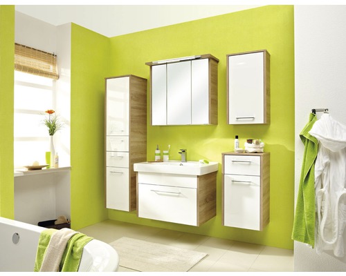 Badezimmer mit Waschtisch, Spiegelschrank und Hochschrank in Holz- und Weißoptik