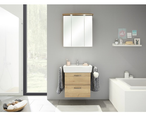 Salle de bain moderne avec meuble sous-lavabo, armoire de toilette et baignoire