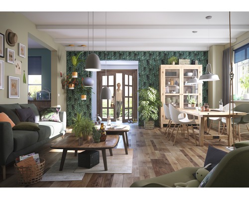 Helles Wohnzimmer mit Sofa, Esstisch, Stühlen und Pflanzen.