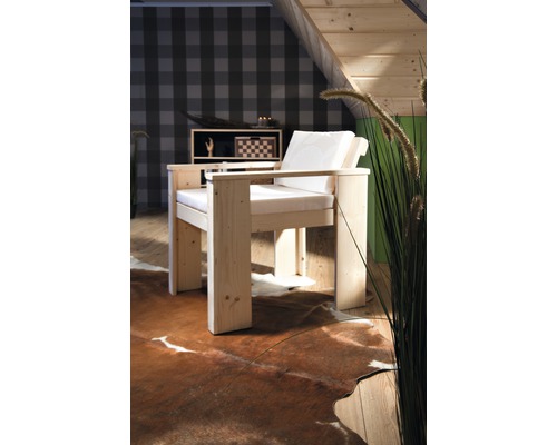 Holzstuhl mit Sitzkissen und Rückenlehne im Raum.