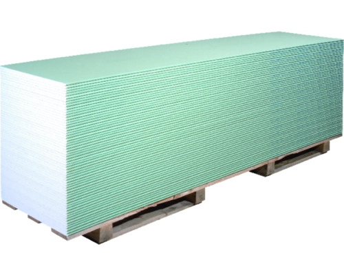Stapel imprägnierter Gipskartonplatten auf einer Palette