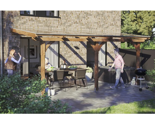 Toiture pour terrasses Skanholz Rimini 541 x 350 cm, noyer Scène avec terrasse en bois, table de jardin, barbecue et jacuzzi dans le jardin