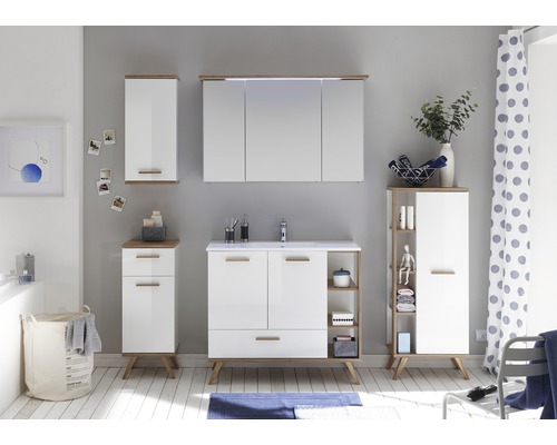 Modernes Badezimmer-Set mit Waschbeckenunterschrank, Spiegelschrank und Hochschränken in hellem Design