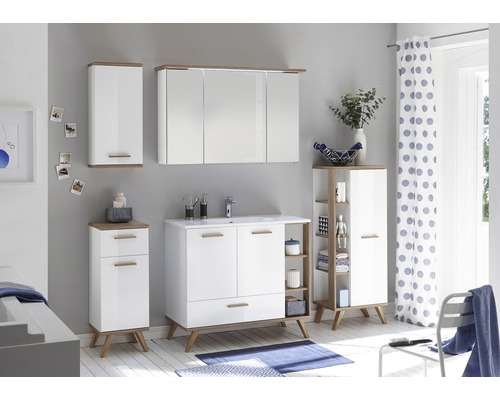 Badezimmer mit Waschbeckenunterschrank, Spiegelschrank, Hochschrank und Unterschrank