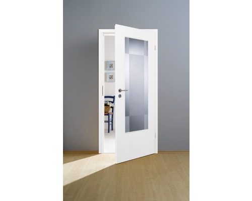 Porte intérieure blanche ouverte avec insert en verre dans une pièce à vivre.