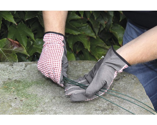 Gants de jardinage lors de l''utilisation de fil de liaison dans le jardin.