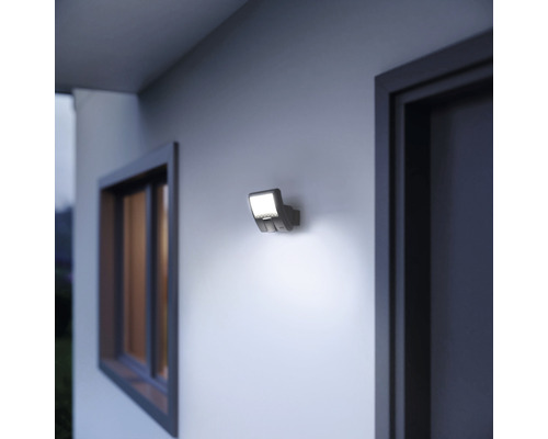 Wandleuchte für den Außenbereich an Hauswand montiert