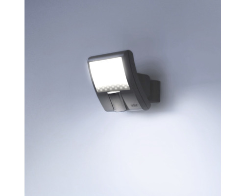 Graue Außenwandleuchte mit LED Licht