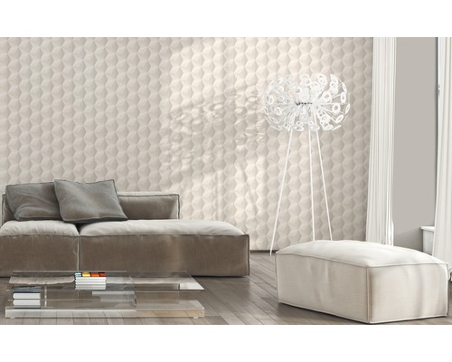 Salon avec décoration murale tridimensionnelle, canapé, lampe et table en verre