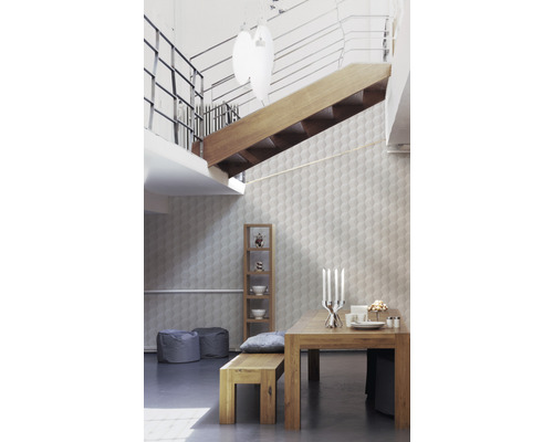 Séjour lumineux avec table en bois, banc, étagère et escalier