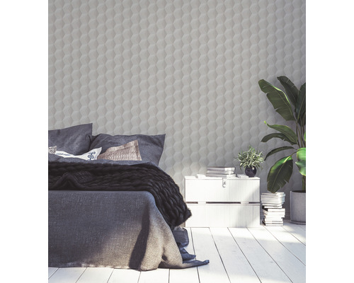 Chambre à coucher avec lit, table de chevet, plantes d''intérieur et mur avec papier peint géométrique tridimensionnel.