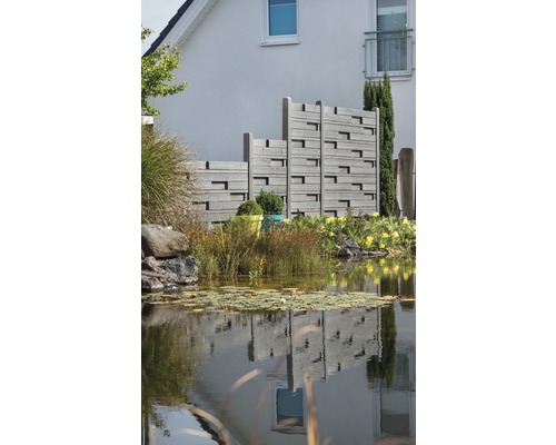 Paravent en bois près d''un bassin de jardin