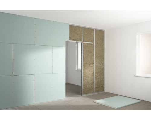 Innenausbau mit Gipskartonplatten, Dämmwolle und Metallprofilen in einem Raum.