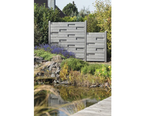 Gartenszene mit modernem Holzzaun und Teichanlage