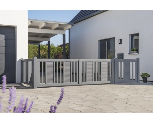 Grauer Holzzaun vor einem modernen Haus