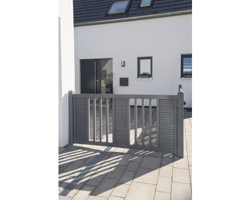 Graues Gartentor aus Aluminium vor einem Wohnhaus