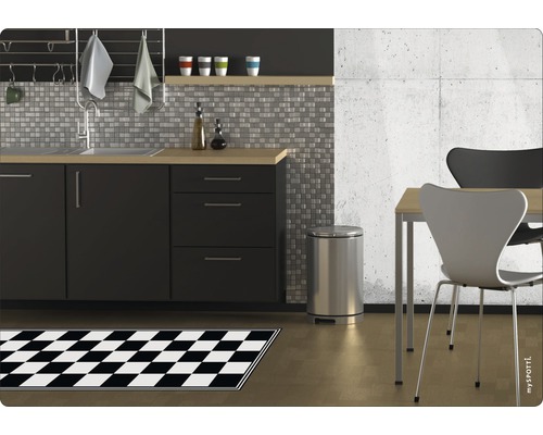 Küchenszene mit Spüle, Mülleimer, Tisch, Stühlen und Schachbrettmuster Teppich