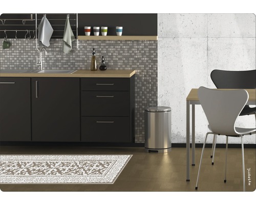 Küchenszene mit Spüle, Mülleimer, Tisch, Stühlen und Teppich