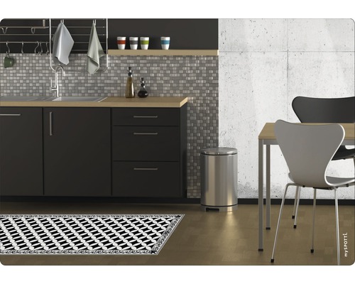 Scène de cuisine avec éléments de cuisine noirs, table à manger et tapis de sol décoratif