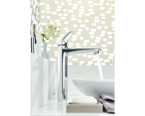 Salle de bain moderne avec robinet chromé, lavabo et savon