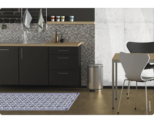 Küchenszene mit Spüle, Mülleimer und gemustertem Teppich