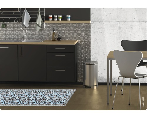 Küchenszene mit Küchenteppich, Spüle, Mülleimer und Esstisch