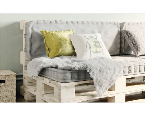 Palettensofa mit Kissen und Fellimitat
