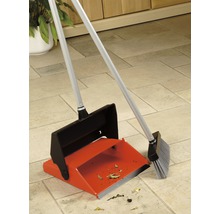 Ensemble pelle et balayette sur sol carrelé