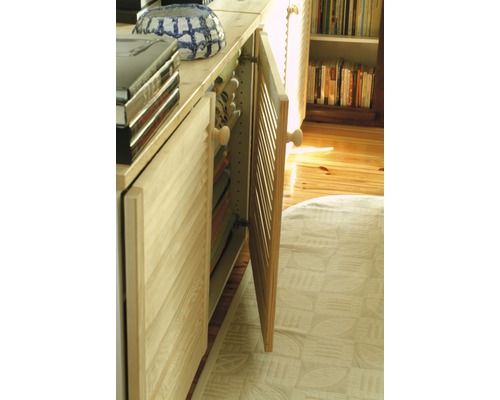 Armoire en bois avec portes à lattes et compartiment ouvert