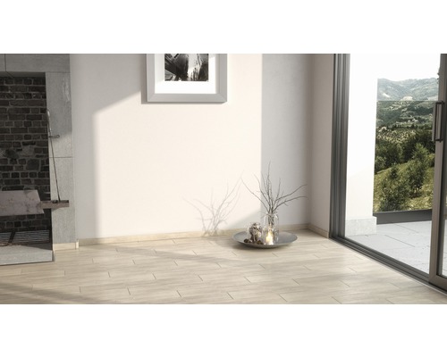 Pièce lumineuse avec parquet, cheminée et vue sur la verdure