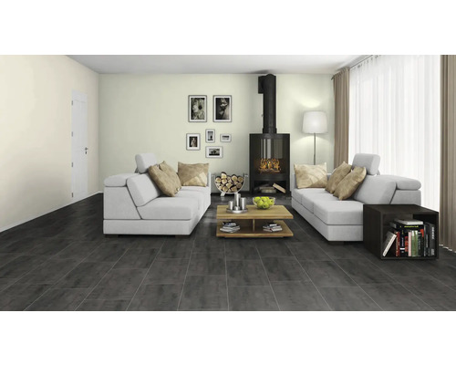 Helles Wohnzimmer mit grauen Fliesen, Kaminofen und zwei Sofas