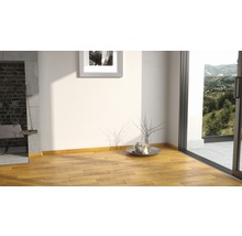 Heller Raum mit Holzboden, Kamin und Terrassentür zum Garten
