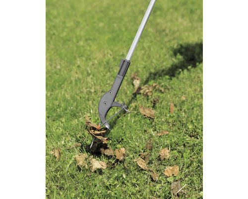 Pince de préhension pour ramasser les feuilles dans le jardin.