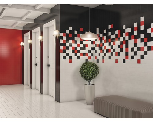 Pièce claire avec carrelage design, banc, plante en pot et portes