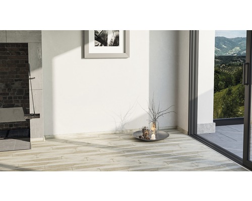 Pièce lumineuse avec sol, espace barbecue et décoration