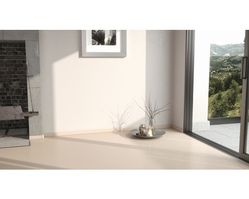 Pièce lumineuse avec cheminée, tableau, décoration et fenêtre