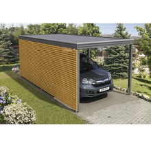 Modernes Carport mit Holzwand und geparktem Auto