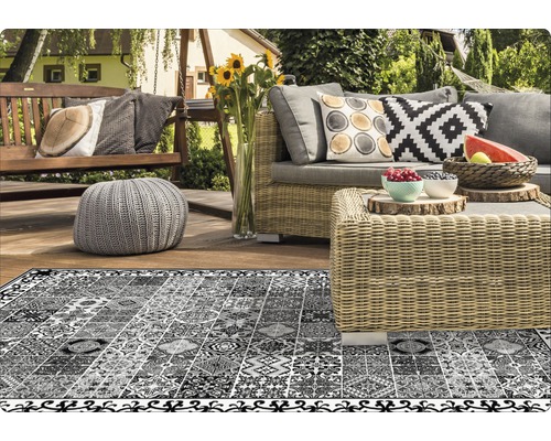 Aussenbereich mit Outdoor Teppich, Sitzgelegenheiten und Dekorationen