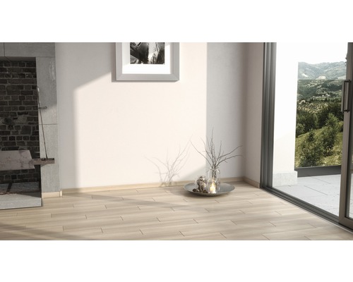 Pièce lumineuse avec carrelage, cheminée et fenêtre