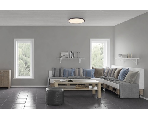 Wohnzimmer mit Sitzecke aus Paletten, Couchtisch, Fenster und Deckenleuchte