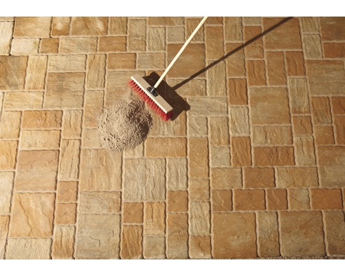 Pose de pavés avec sable de jointoiement et balai