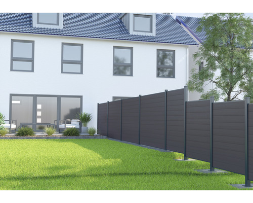 Vue de jardin avec clôture d''intimité et façade de maison