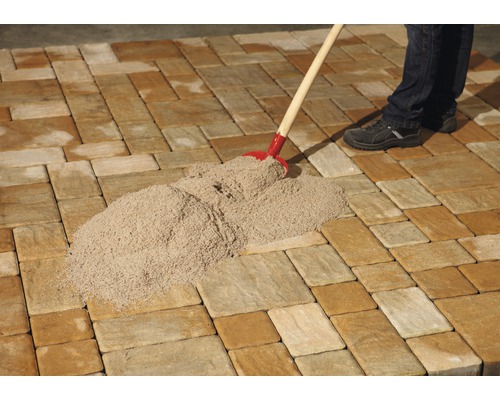 Jointoiement de pavés avec du sable de jointoiement